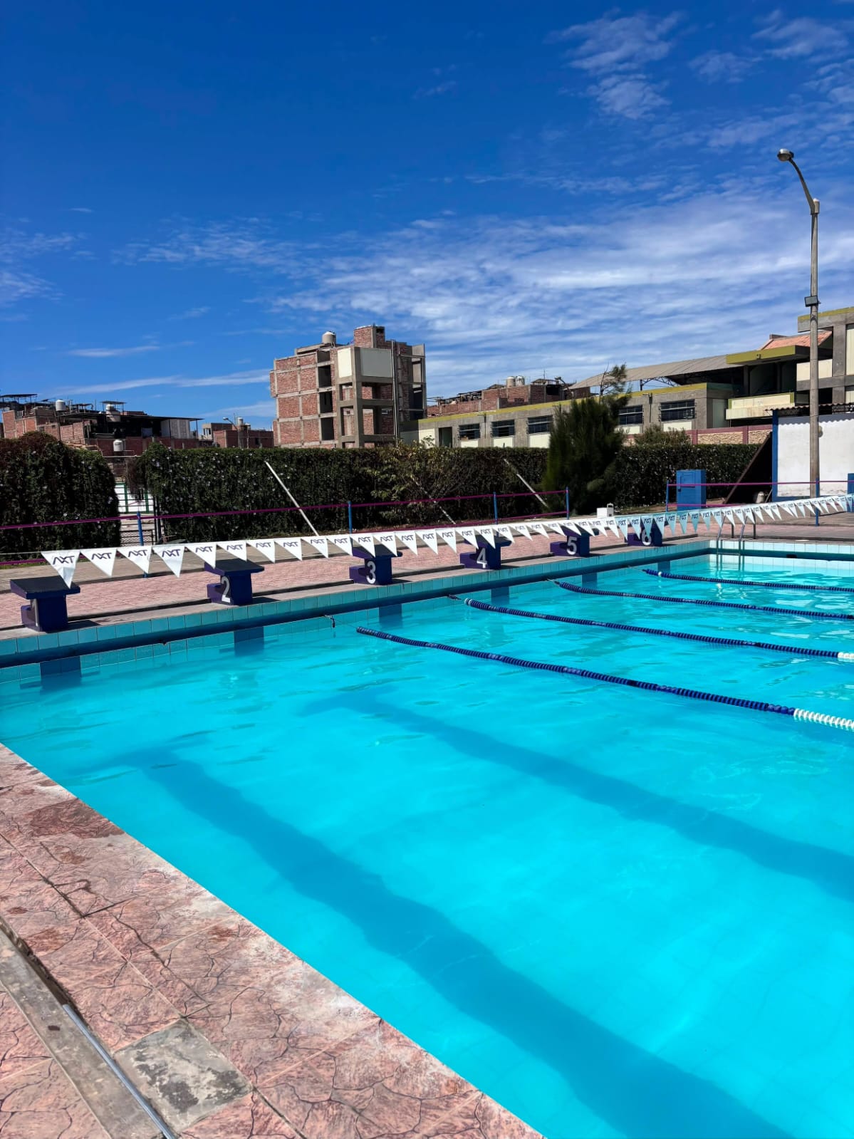 Vista amplia de la piscina semiolímpica y sus carriles en AXT Trujillo.