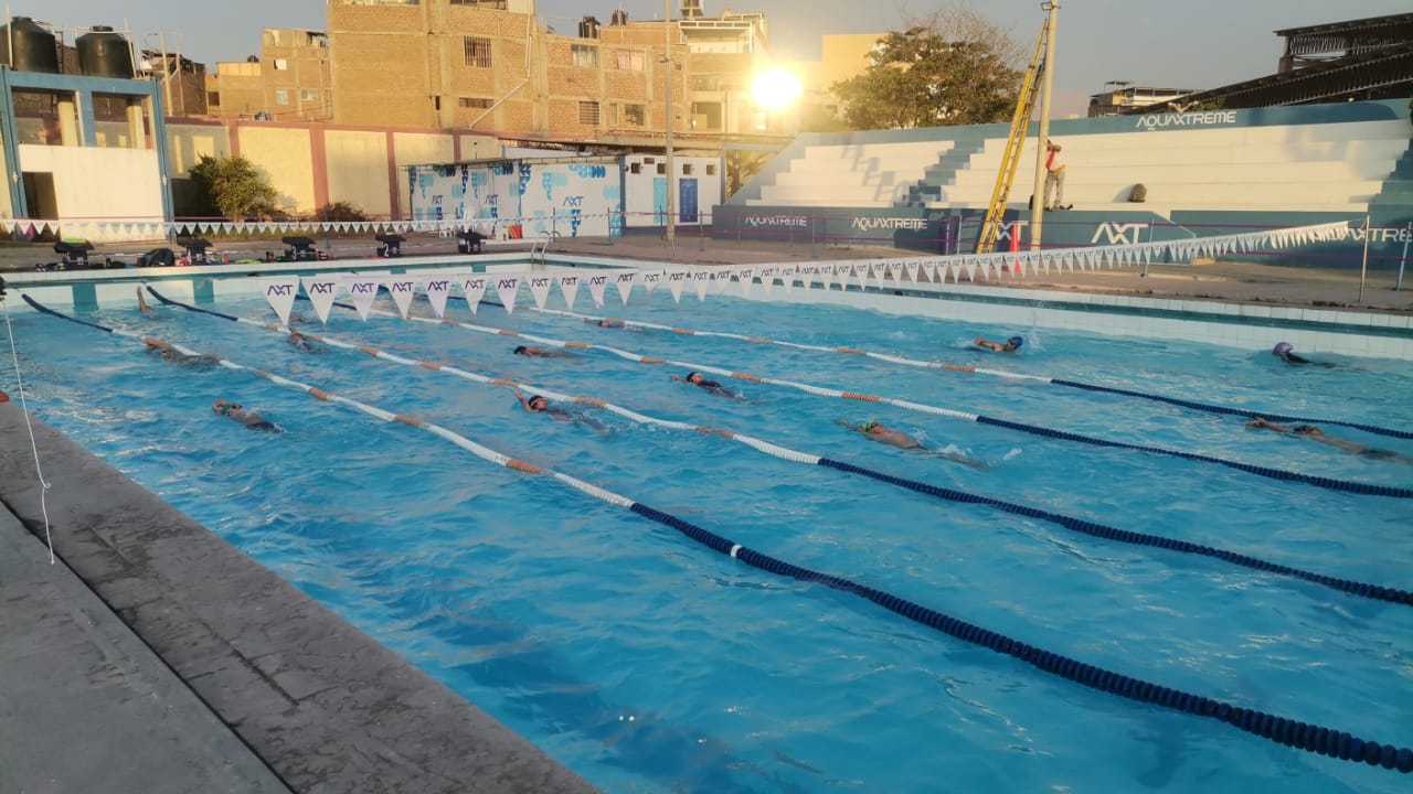 Piscina semiolímpica de 25 metros de la Gran Unidad Escolar José Faustino Sánchez Carrión, en Trujillo.